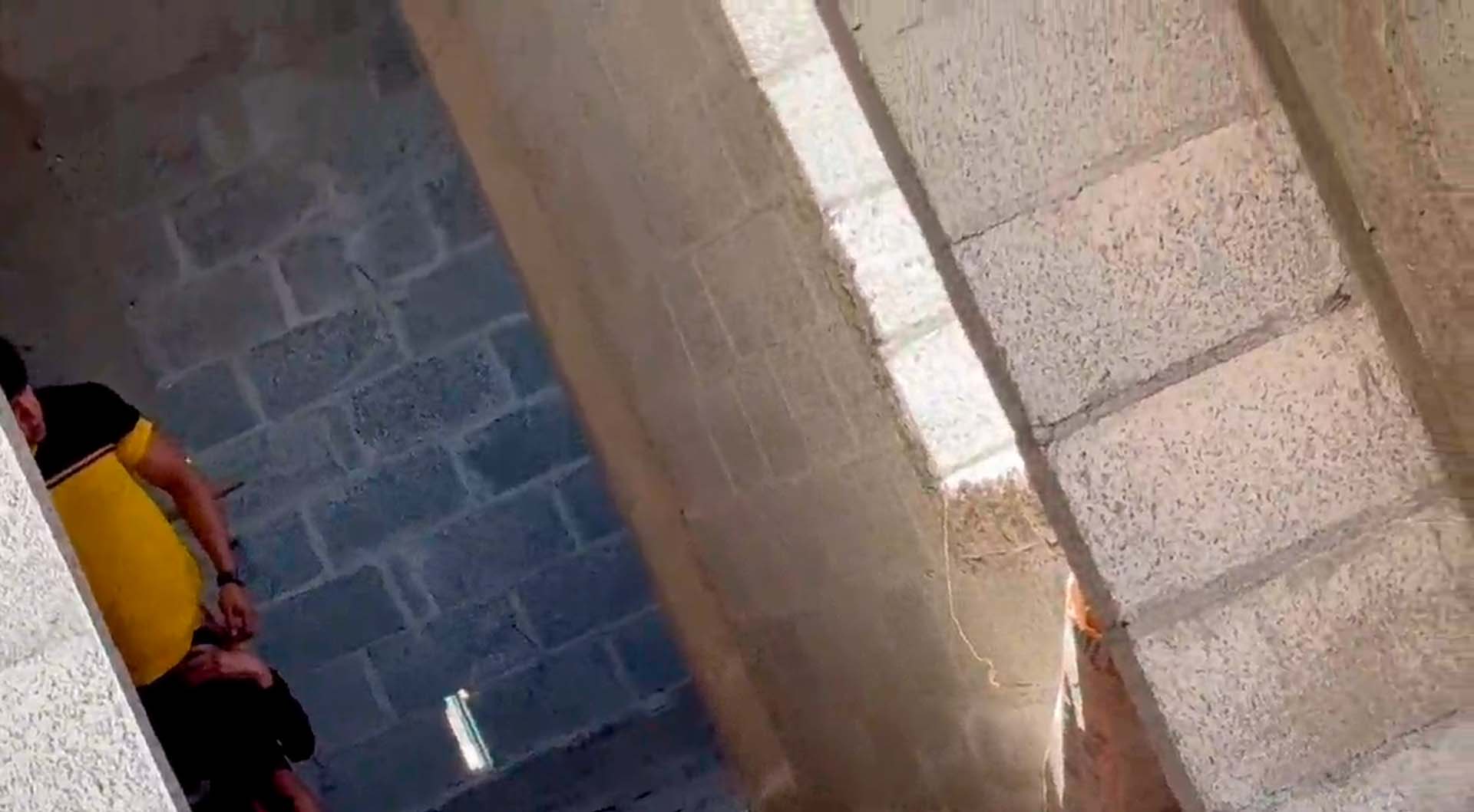 (FLAGRA) Passivo Deu Para Amigo na Casa Abandonada – Amador Gay Real
